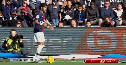 镜报：安菲尔德球迷因现场警报响起被暂时疏散，现已重新进场