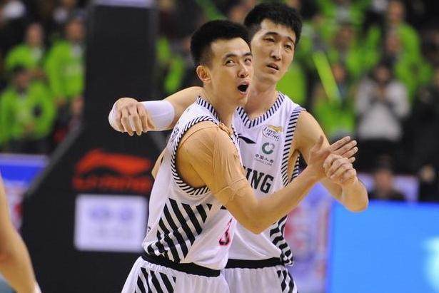 欧文连续助攻全队配合默契（欧文连送妙传，球队默契十足）