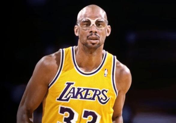 萨里：建议把VAR设备放的离替补席远一点，裁判需要冷静判断（萨里建议将VAR设备远离替补席，裁判需在冷静环境中判罚）