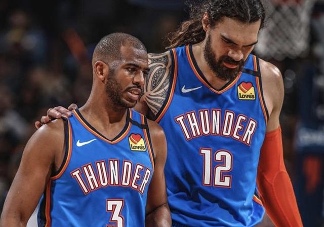 杜普兰蒂斯、特博戈两名巴黎奥运会金牌得主为摩纳哥vs巴黎开球（两位巴黎奥运金牌得主杜普兰蒂斯与特博戈为摩纳哥对阵巴黎比赛开球）