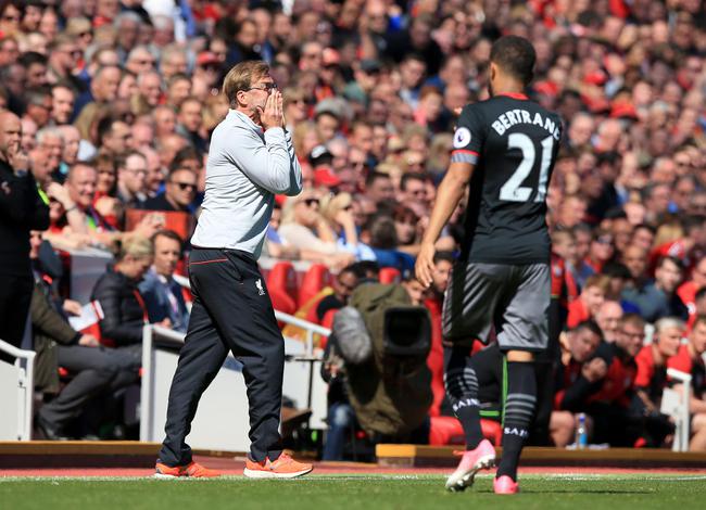 西甲半场：拉菲尼亚点射建功+中框，巴萨暂1-0十人黄潜（西甲半场战报：拉菲尼亚点球破门并中柱，巴萨暂以1-0领先十人比利亚雷亚尔）