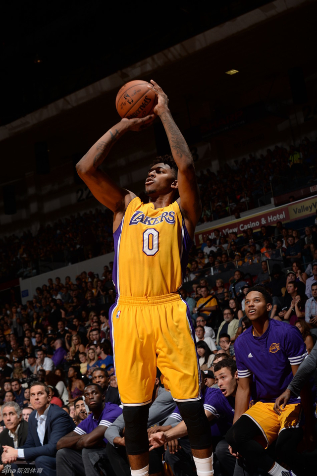 广东男篮在俱乐部杯赛中以90-70战胜广州男篮，小将王洪泽表现突出，阵容实力强劲。（俱乐部杯：广东90-70力克广州，王洪泽高光，阵容实力尽显）